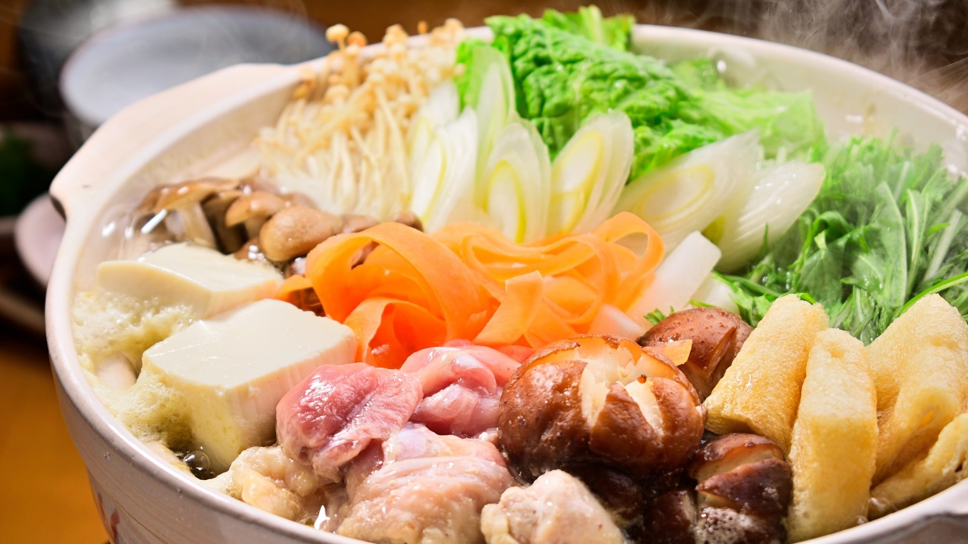 湯気を上げる鍋料理