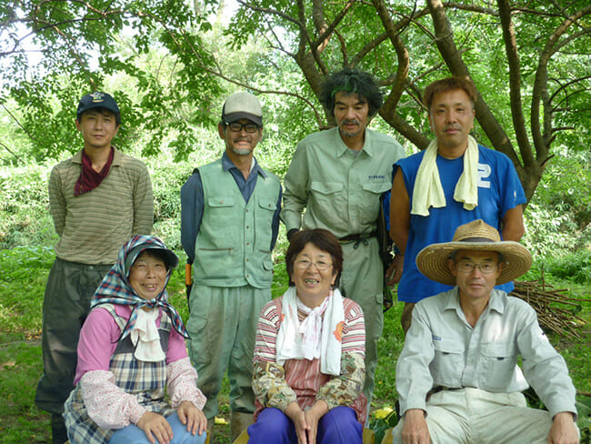 桑茶生産組合で働く人々