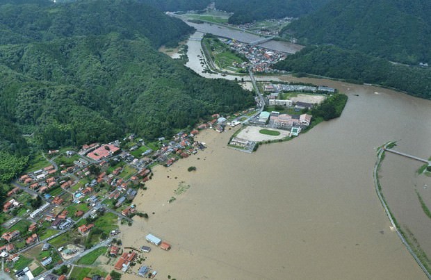 江の川（奥）支流の八戸川の氾濫で浸水した集落や田畑＝島根県江津市で2020年7月14日、本社ヘリから北村隆夫撮影