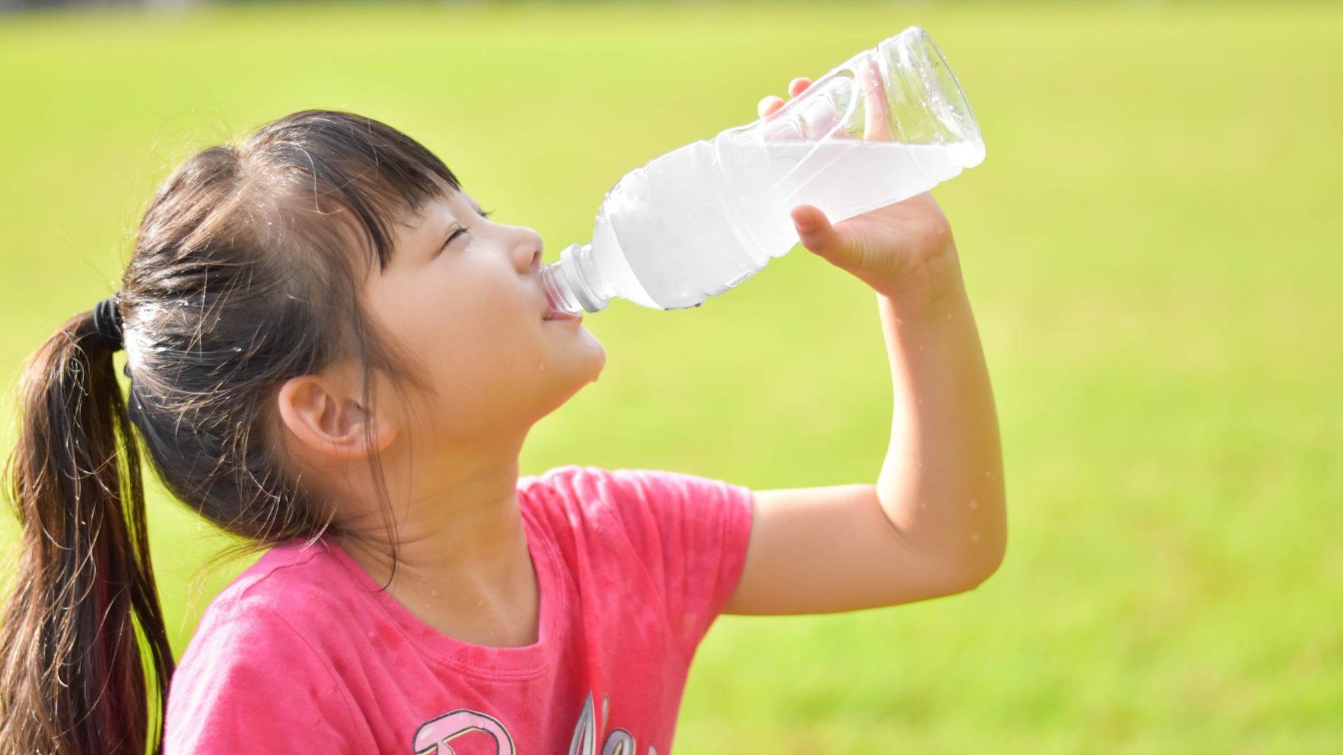 ペットボトルを飲む子ども