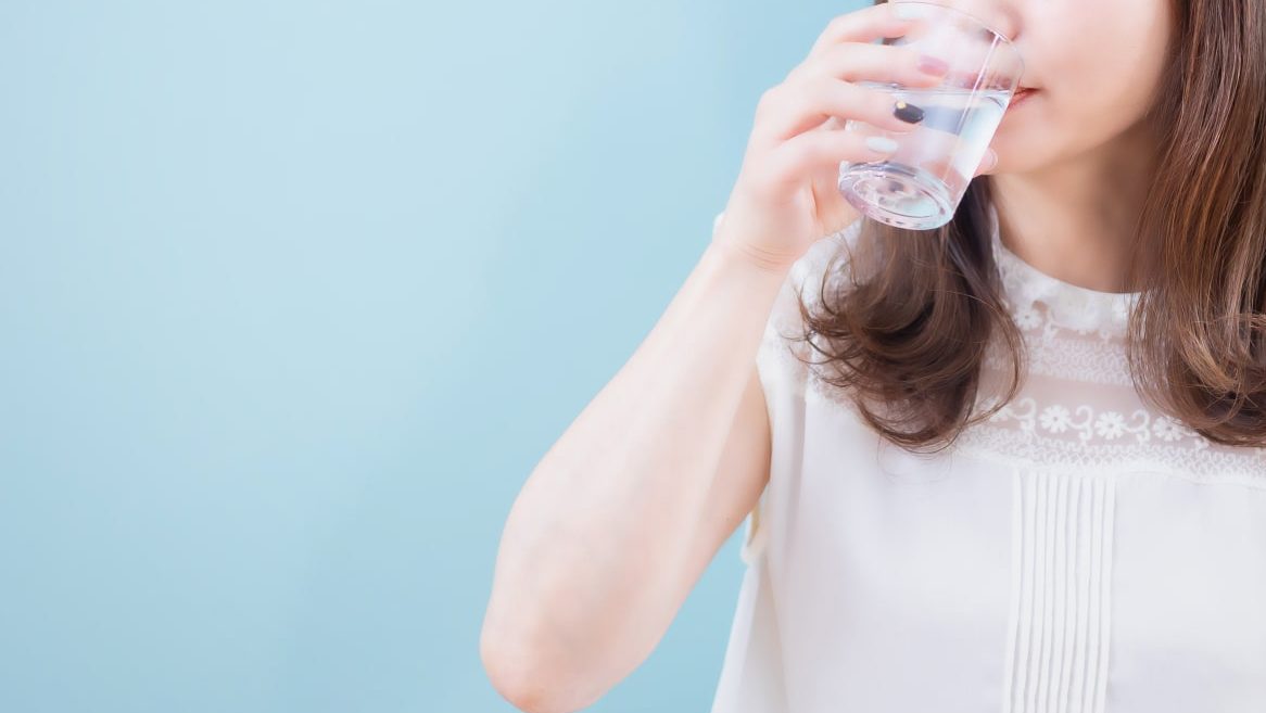 水を飲む女性