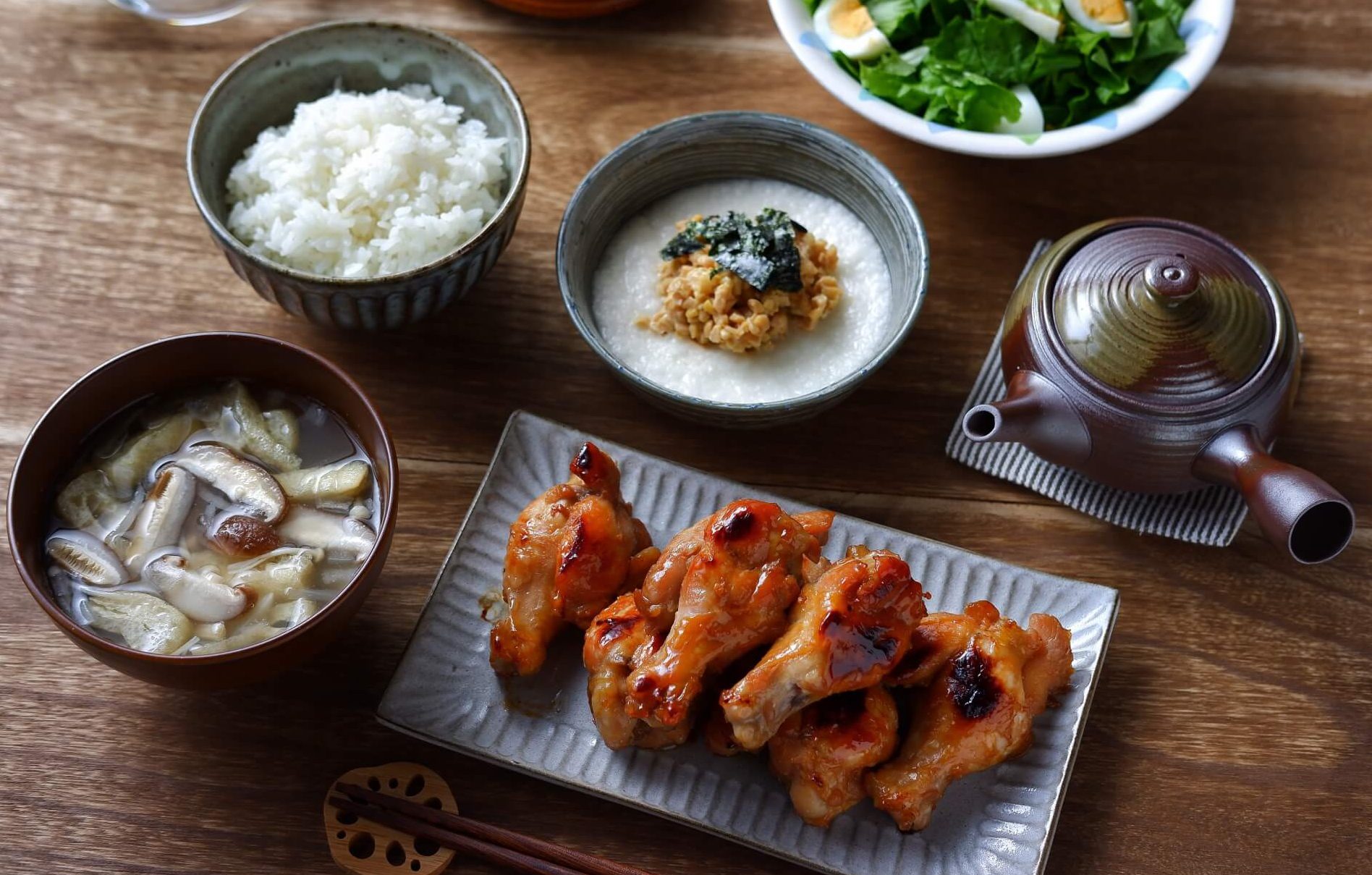 料理ののった食卓