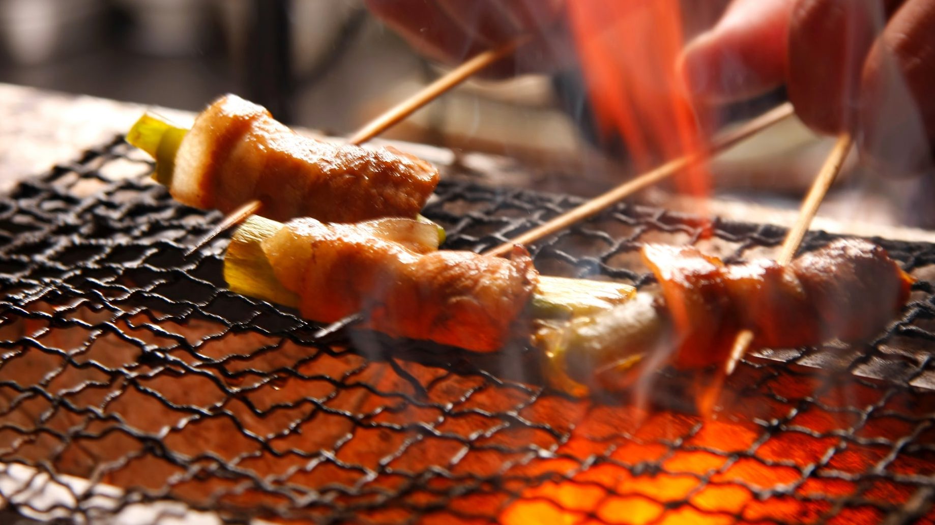 炭火焼で串焼きを焼く様子