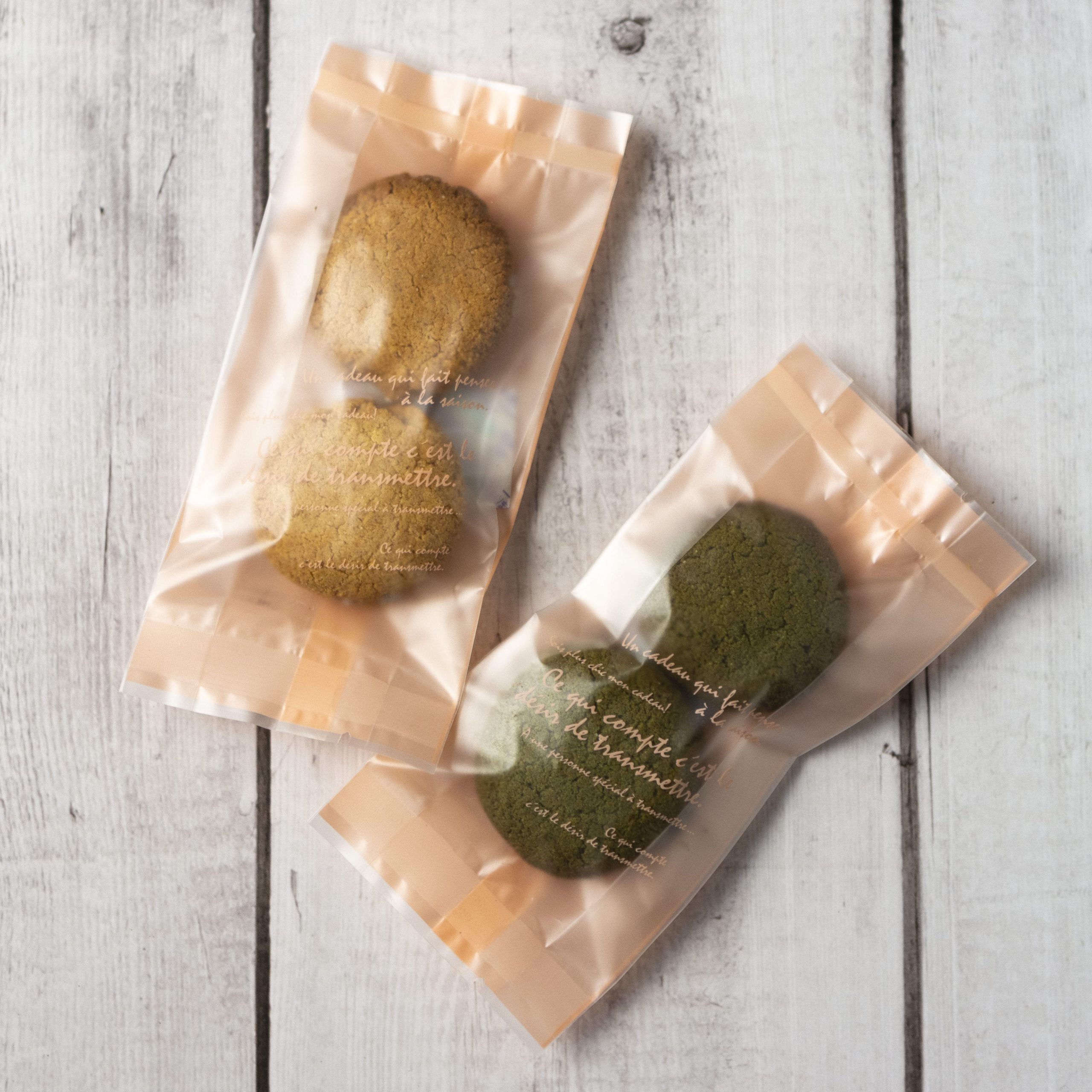 茶色と抹茶色のクッキー