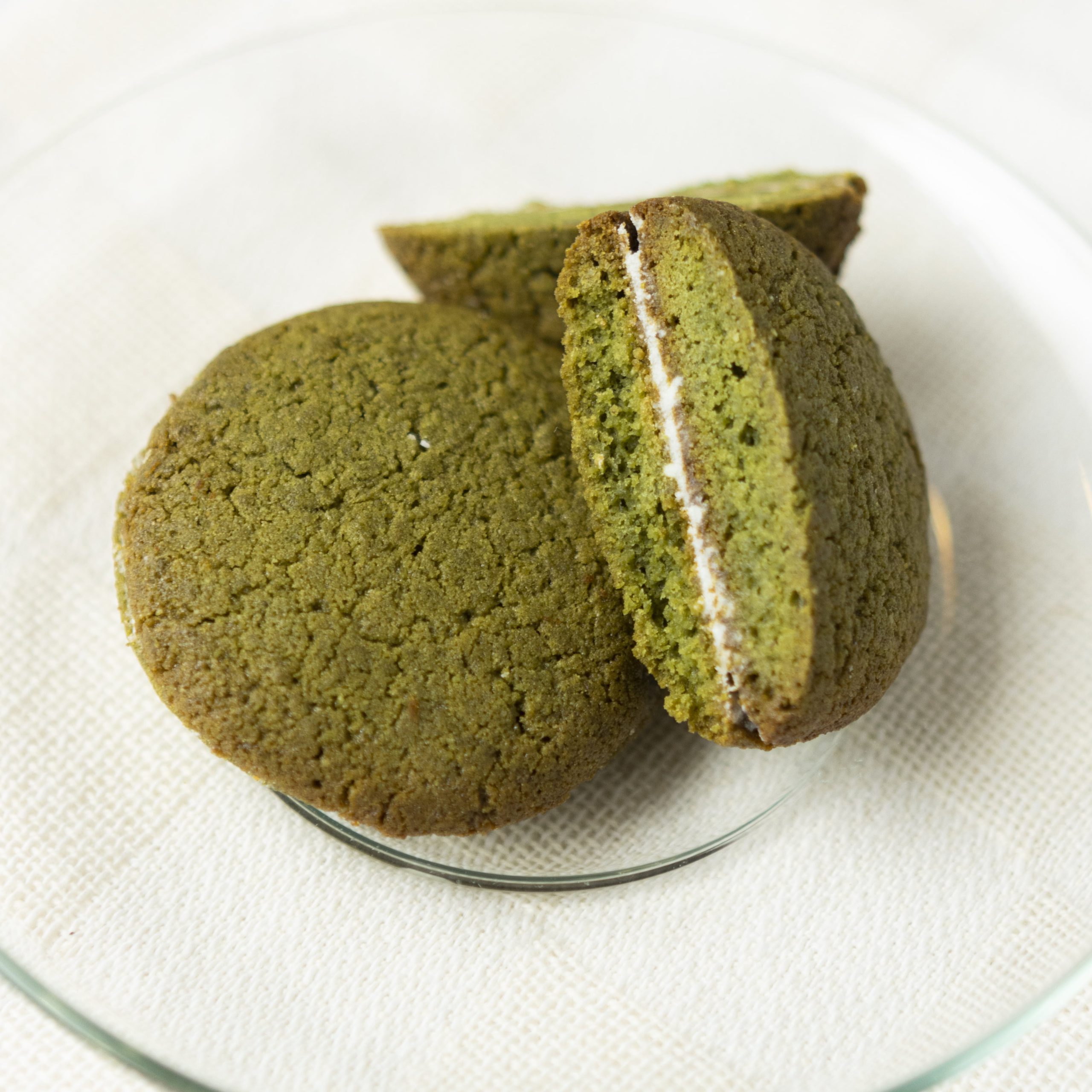 抹茶色のクッキーの断面