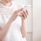 スマートフォンを見ている女性