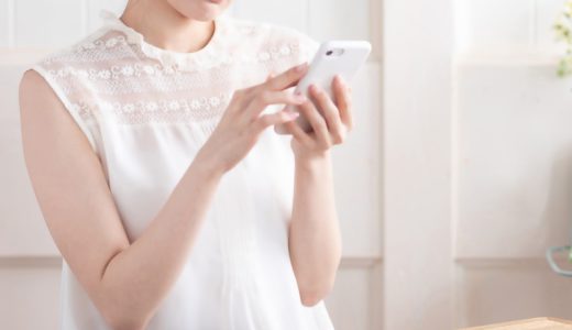 スマートフォンを見ている女性