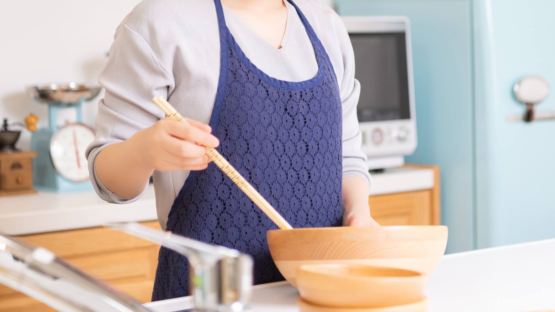 料理をしている女性