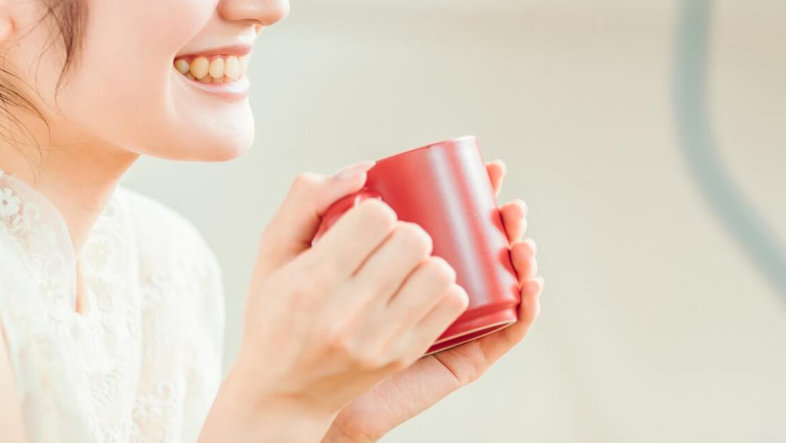 ホットドリンクを飲む女性