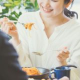 男性と食事をする女性