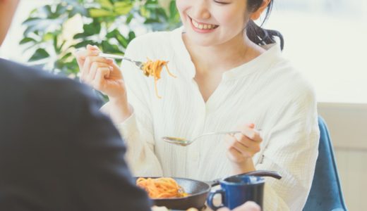 男性と食事をする女性