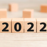 2022と書かれた積み木