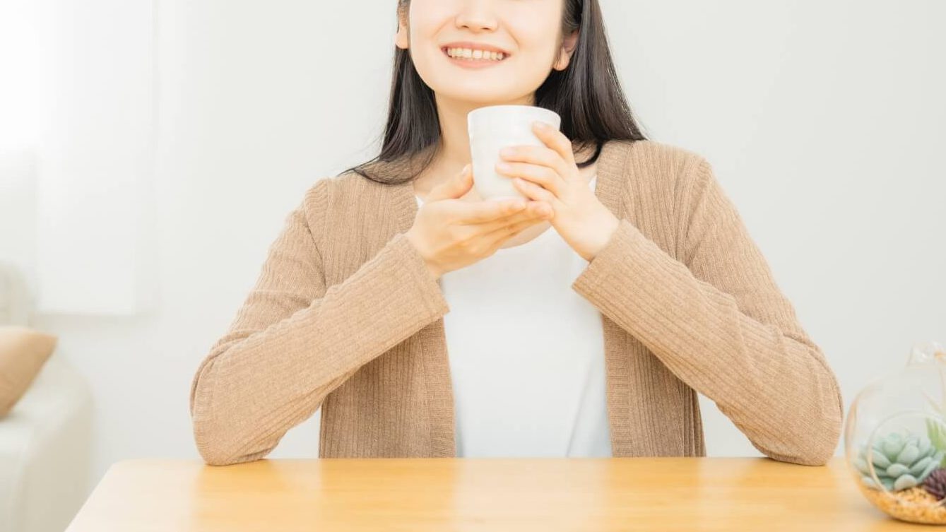 温かいものを飲む女性