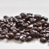 散らばったコーヒー豆