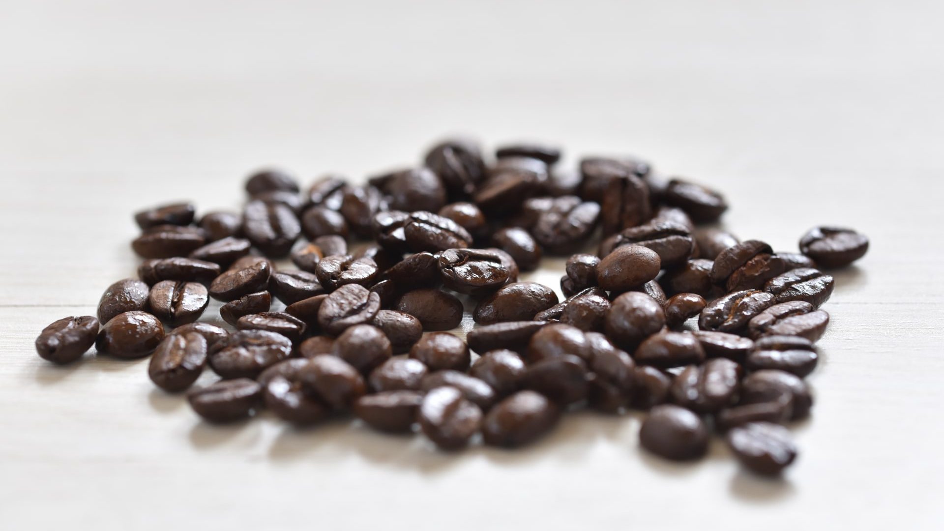 散らばったコーヒー豆