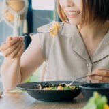 食事をする女性