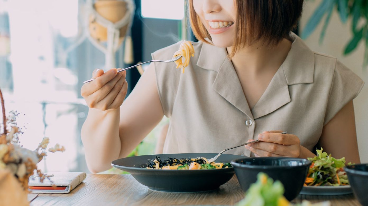 食事をする女性