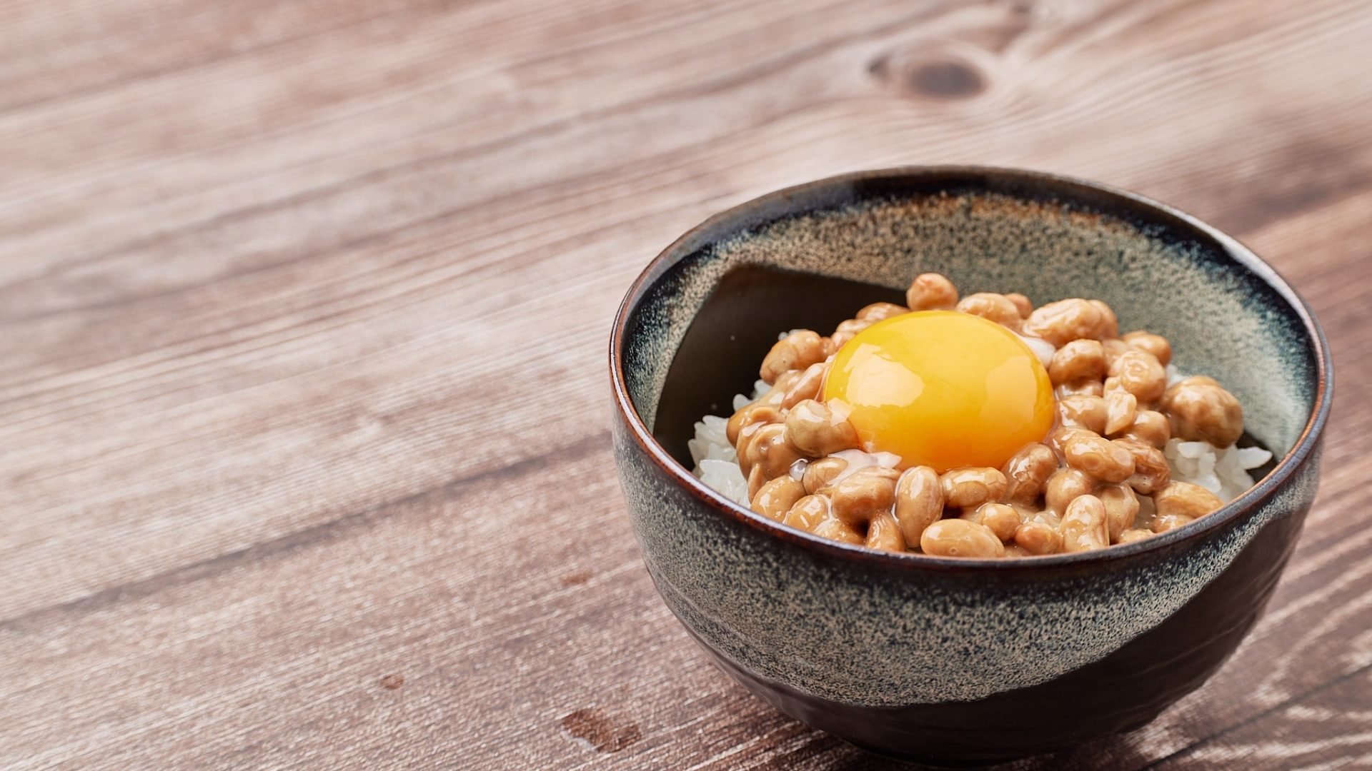 卵黄が乗った納豆ご飯